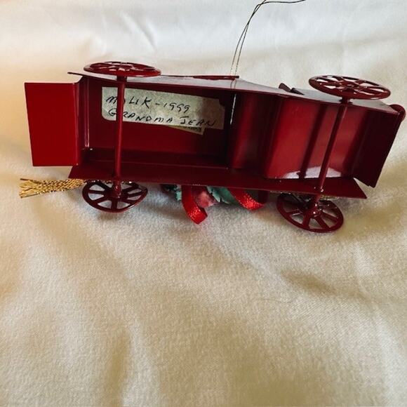 VTG Metal Red Fire Truck w/Ladder Flower Bow Ornament Christmas Holiday - Picture 6 of 14